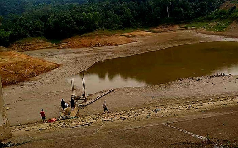 Lạng Sơn: Nắng nóng suốt 2 tháng làm ruộng lúa nứt toác, ao hồ cạn khô trơ cả đá