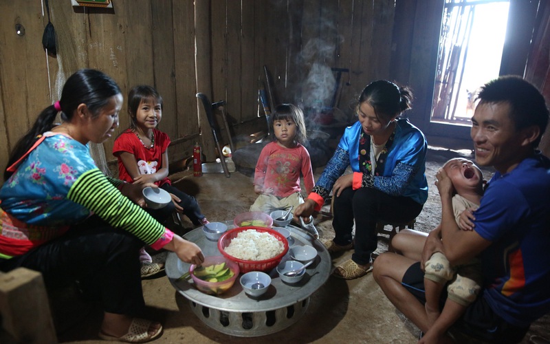 Nghẹn lòng những bữa cơm thiếu thịt trên bản nghèo người Mông