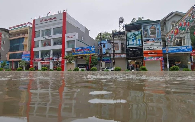 Clip, ảnh: Thành phố Điện Biên Phủ "chìm" trong biển nước