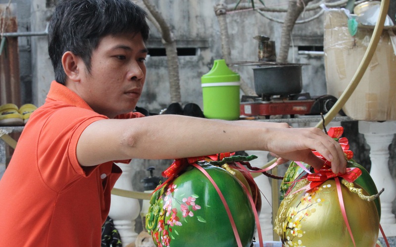 Khánh Hòa: Chưa đến Tết mà một chàng trai trẻ đã kiếm bộn tiền từ nghề "vẽ vời" lên trái cây
