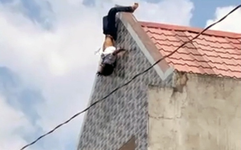 Clip: Thanh niên nghi ngáo đá làm xiếc trên mái nhà rồi nhảy xuống bất tỉnh