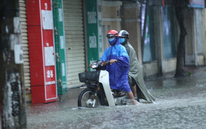 Clip - ảnh: Mưa trắng trời, nhiều tuyến phố Hà Tĩnh "biến" thành sông