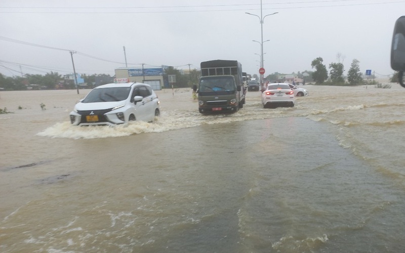 Quảng Nam: Mưa lớn kéo dài gây ngập nhiều nơi, học sinh phải nghỉ học