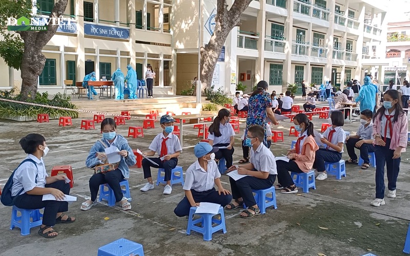 Hàng trăm học sinh Nha Trang chuẩn bị trở lại trường 