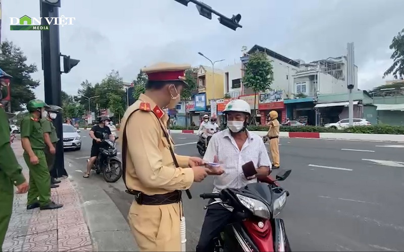 Video: Nới lỏng giãn cách, lực lượng công an Đồng Nai vẫn tăng cường kiểm tra đột xuất người ra đường