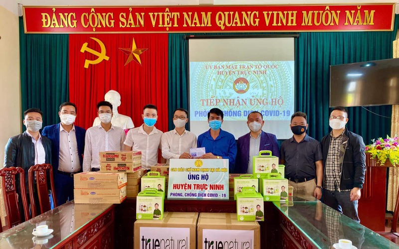 Trao quà ủng hộ phòng, chống dịch Covid-19 tại Nam Định