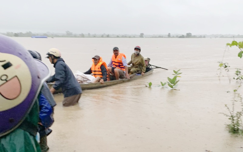 Giải cứu 15 người bị nước lũ cô lập trên sông Ba ở Gia Lai