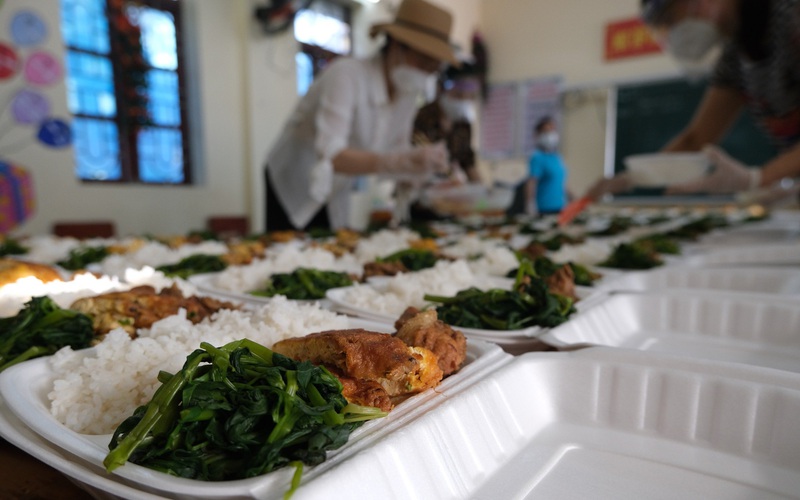 Bắc Giang: Bếp ăn nghĩa tình của những người "cầm phấn", tiếp lửa cho tiền tuyến chống dịch