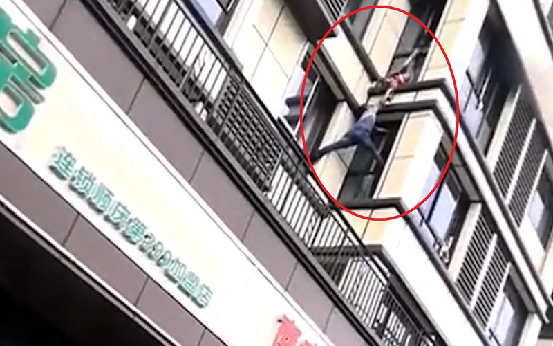 Clip: Thót tim cảnh người đàn ông dũng cảm trèo lên tầng 3 để cứu em bé 2 tuổi khỏi đám cháy