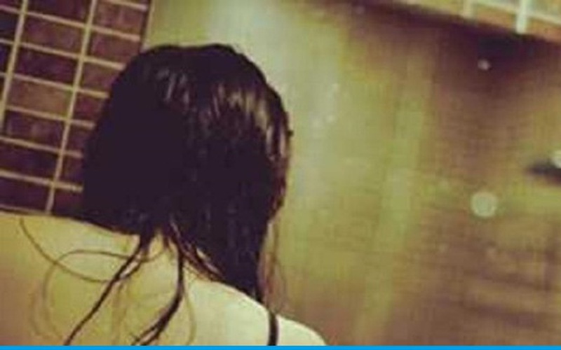Gửi clip 'nóng' cho bạn tình, người phụ nữ U50 liên tục bị tống tiền