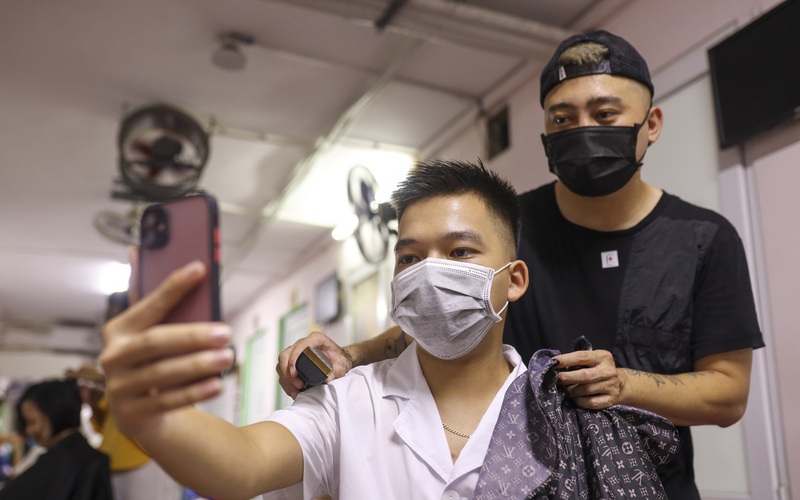 "Salon tóc đặc biệt" cho những y bác sỹ lên đường chống dịch Covid-19 tại Hà Nội