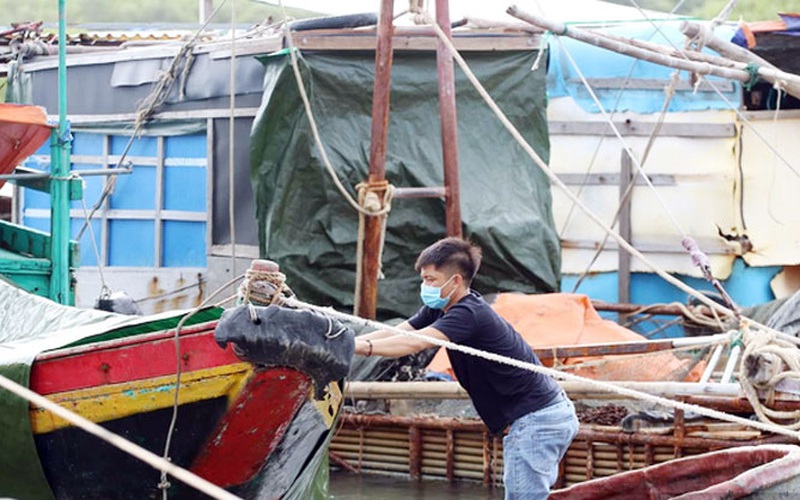 Clip - Ảnh: Ngư dân Hà Tĩnh hối hả đưa tàu thuyền về bờ tránh bão Conson