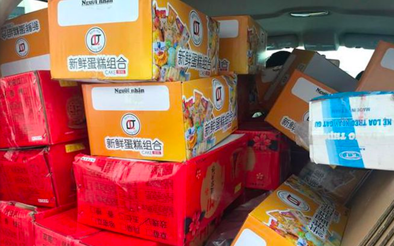 Phát hiện thanh niên mua bánh trung thu của nước ngoài mang từ biên giới về Hà Nội bán kiếm lời