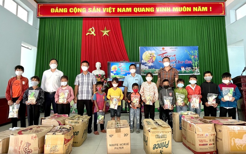 Báo NTNN/Dân Việt và các mạnh thường quân mang Tết Trung thu đến với trẻ em nghèo Tây Nguyên  