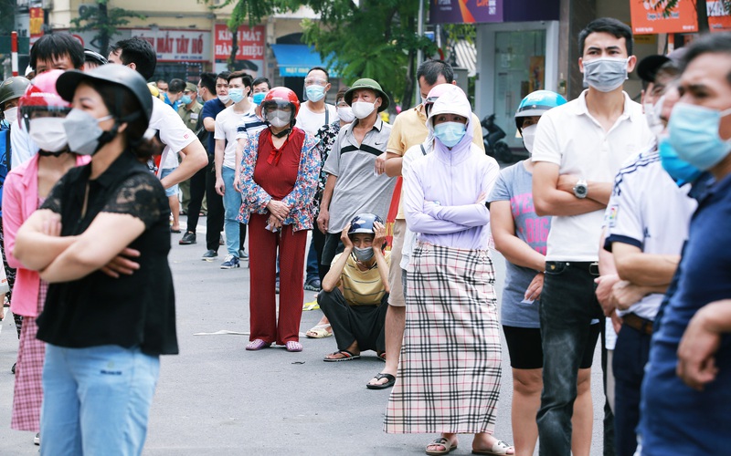 Hà Nội: Dân phòng "khàn cổ, rát họng" khi yêu cầu người dân giãn cách, xếp hàng mua bánh trung thu 