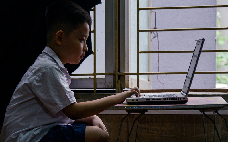 Hà Nội: Tặng hàng nghìn máy tính, điện thoại thông minh cho trẻ em nghèo học trực tuyến tại nhà
