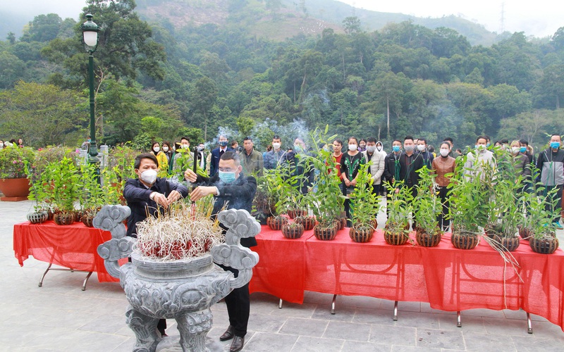 Nông thôn Tây Bắc: Tặng 50 giò lan quý cho khu di tích rừng Đại tướng Võ Nguyên Giáp