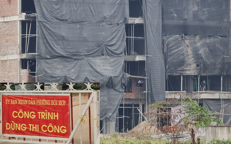 Vụ nhộn nhịp trong công trường dừng thi công ở Vĩnh Phúc: Tiếp tục quây kín thi công bên trong