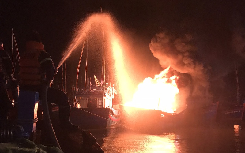 Cận cảnh 3 tàu cá neo đậu ở xí nghiệp đóng tàu bốc cháy ngùn ngụt