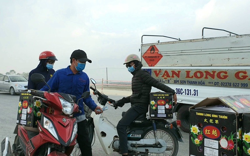 Xe container quay đầu từ Lạng Sơn về "xả hàng" trái thanh long với giá rẻ, người dân Thanh Hóa chung tay "giải cứu"