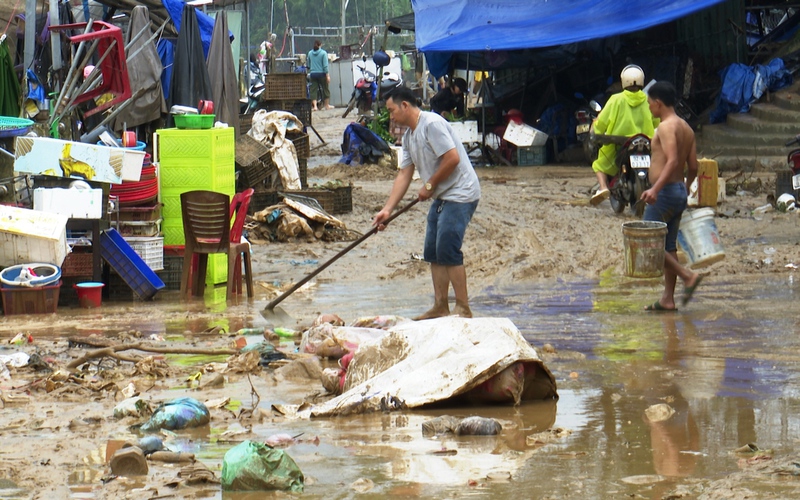 Quảng Nam: Hết oằn mình chống lũ xong lại khổ sở với bùn non, rác thải