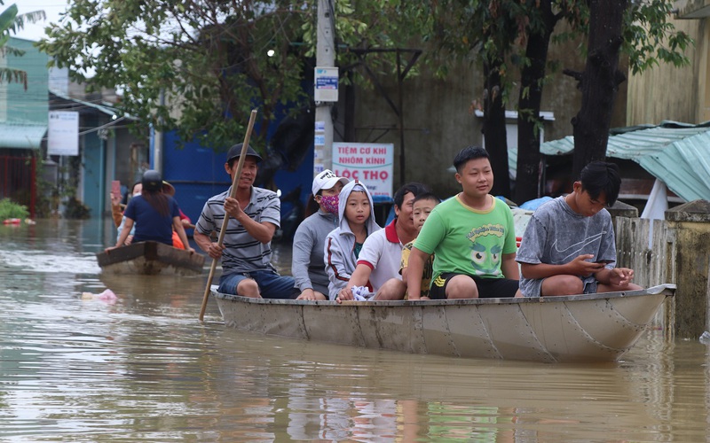 Quảng Nam: Người dân dùng ghe, thuyền di chuyển giữa phố mùa lũ lụt