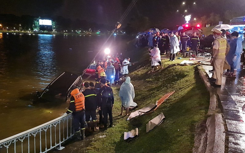Xe ô tô chở 4 người bất ngờ lao xuống Hồ Xuân Hương, 2 người tử vong