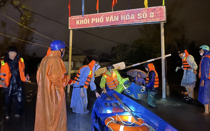 Nước vừa rút chưa ráo chân, người dân Quảng Nam lại oằn mình dọn đồ chạy lũ