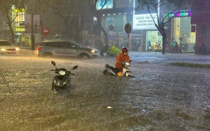 Dân Đà Nẵng lên mạng xã hội kêu cứu vì bị nước bao vây, chính quyền công bố các số điện thoại nóng