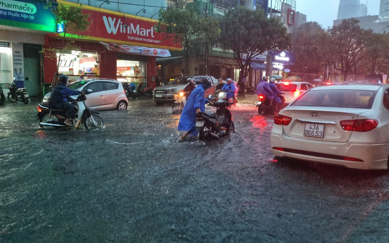 Mưa lớn mù trời khiến nhiều tuyến đường tại Đà Nẵng ngập sâu, hàng loạt xe chết máy