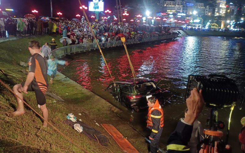 Thông tin mới nhất vụ ô tô lao xuống hồ Xuân Hương khiến 2 người tử vong
