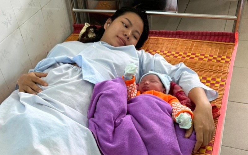 TT-Huế: CSGT kịp thời đưa sản phụ vượt lũ lớn sinh con an toàn