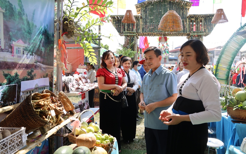 Ngày hội nông sản vùng cao Sơn La: Hàng trăm mặt hàng chất lượng cao được trưng bày