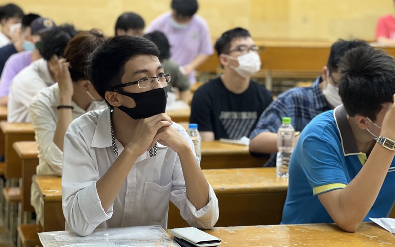 Nguyên nhân nào khiến tỉ lệ nhập học đại học của Việt Nam thấp so với các quốc gia khác?