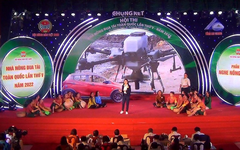 Hình ảnh máy bay không người lái xuất hiện trên sân khấu Hội thi Nhà nông đua tài do đội An Giang thể hiện