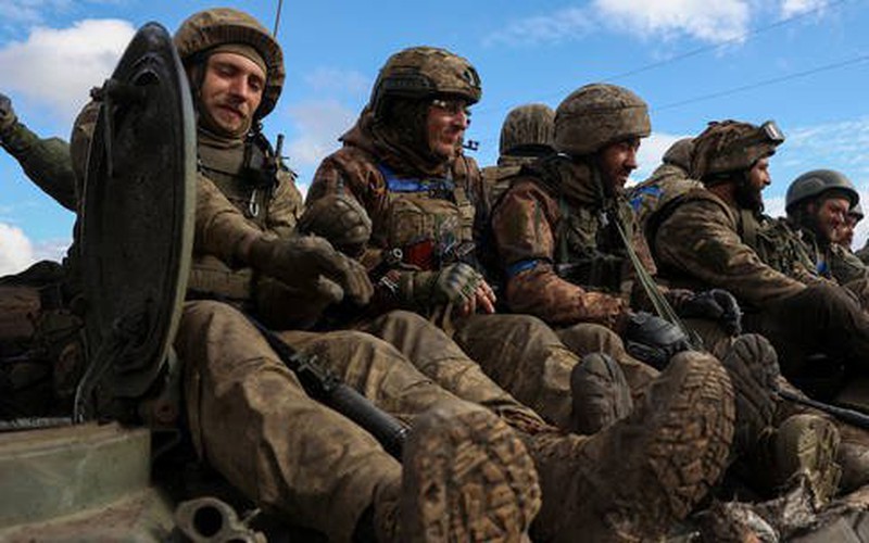 Ukraine ồ ạt tập trung lực lượng sát Lugansk, sẵn sàng chọc thủng hàng phòng ngự của Nga
