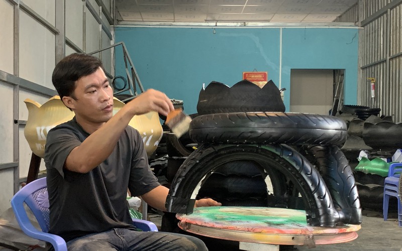 Chế vỏ xe vứt đi thành chậu trồng cây cảnh, ghế sô pha êm ái, trai làng Hậu Giang làm không hết việc