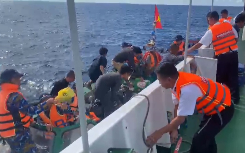 Bàn giao 9 ngư dân gặp nạn trên biển Trường Sa