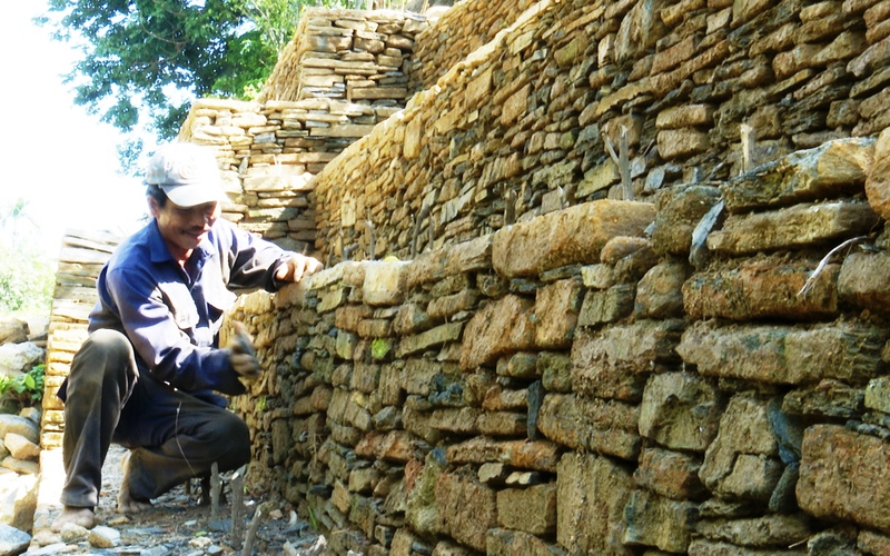Sắp xếp từng viên đá cảnh quan, Cựu chiến binh Tiên Cảnh ở Quảng Nam "vẽ" làng nông thôn mới đẹp như phim