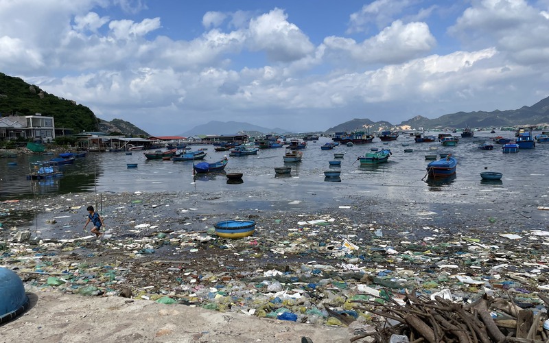 
Đảo du lịch Bình Ba ngập rác thải