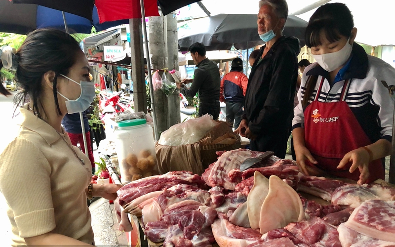 Trong nước người chăn nuôi gồng mình gánh lỗ, vì sao vẫn chi số tiền khủng nhập khẩu thịt?