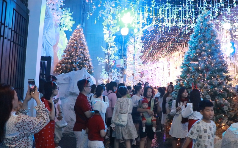 Nhiều con đường ở TP.HCM rực rỡ sắc đèn đón Giáng sinh, thu hút đông đảo người dân đến check-in