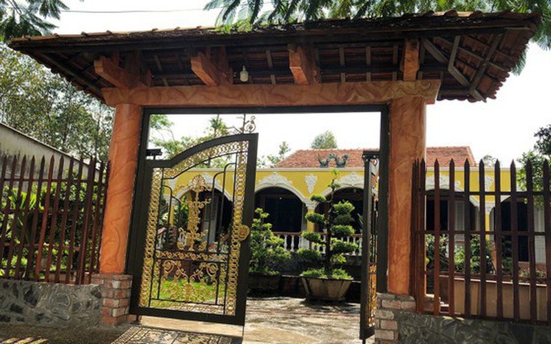 Đây là nhà cổ chứa nhiều đồ cổ nhất ở miền Tây, thiên hạ đến tha hồ ngắm chiếc giường cổ giá vài tỷ đồng
