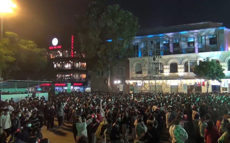Video: "Biển người" đổ về phố đi bộ quanh Hồ Gươm ở Hà Nội chào đón năm mới 2023