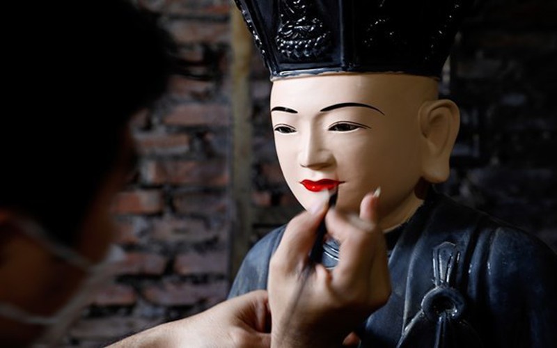 Một làng cổ Hà Nội tất bật làm tượng thờ, đồ thờ bán Tết, la liệt tượng sơn son thếp vàng