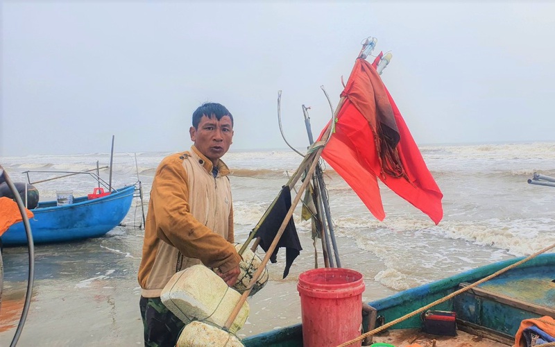 Ra biển Nghệ An bắt đầy cá bơn, cá đù, tôm tít tươi roi rói, chưa vào bờ thương lái đã tranh nhau mua