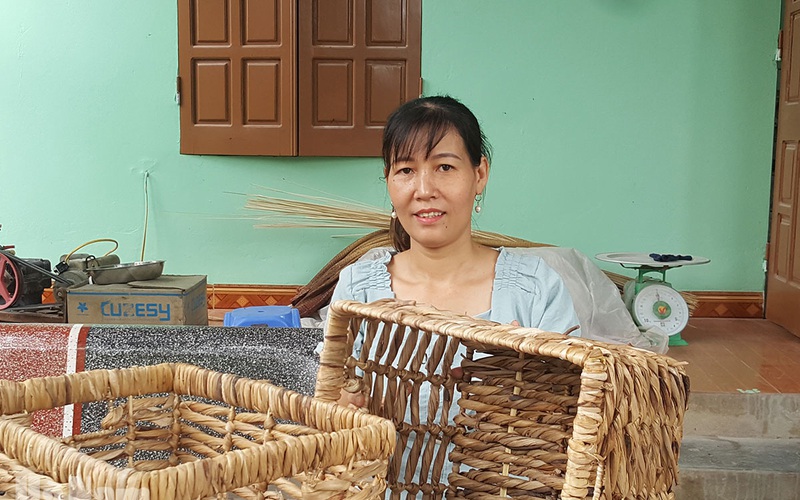 Hà Nam: Đan đồ đẹp từ thứ cây dại xưa toàn vứt đi, nhiều người ngồi nhà vẫn tranh thủ kiếm ra tiền
