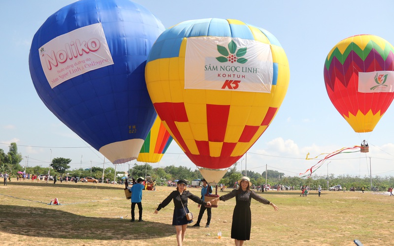 Hàng chục khinh khí cầu chở du khách lần đầu tiên bay lượn trên bầu trời Kon Tum 