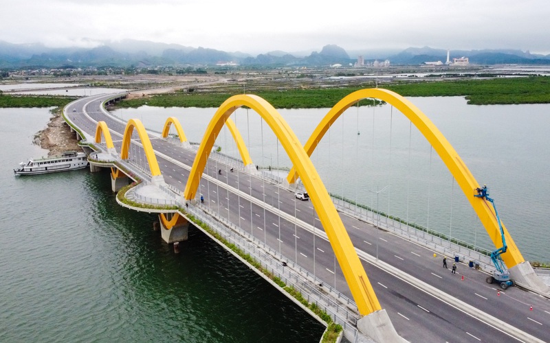 Độc đáo cây cầu tình yêu hơn 2.000 tỷ bắc qua vịnh Cửa Lục - Quảng Ninh