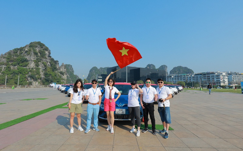 Dàn sao Việt phấn khích với caravan ô tô điện kỷ lục Việt Nam